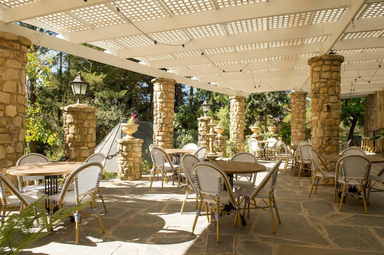 Отель The Manor Basket Range Экстерьер фото